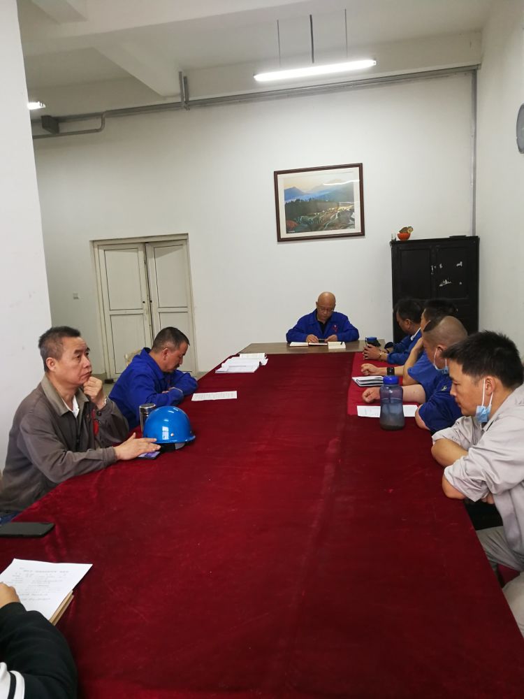機(jī)加裝配黨支部召開(kāi)全體黨員大會(huì)，組織主題教育學(xué)習(xí)。