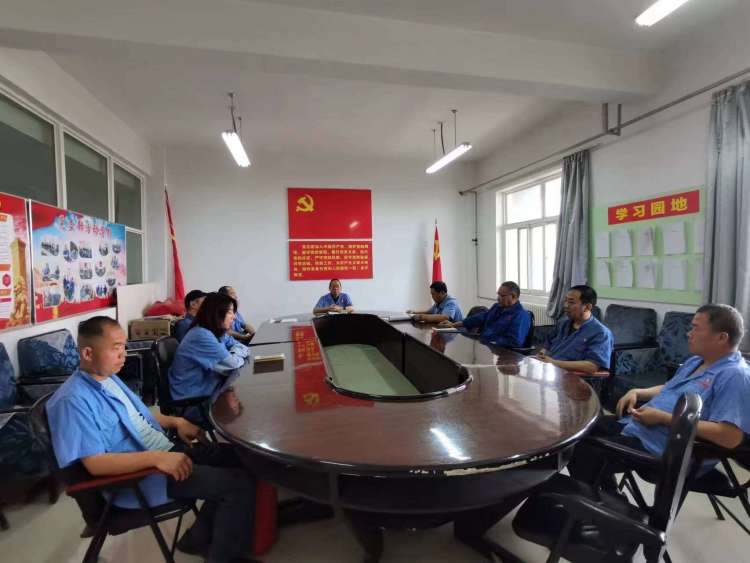 運(yùn)輸采供黨支部召開(kāi)黨員大會(huì)，組織主題教育集中學(xué)習(xí)。